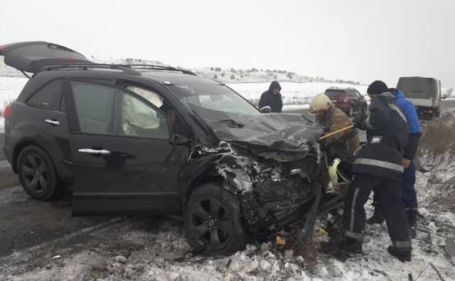 В аварии на заснеженной трассе под Черкассами погибли два человека