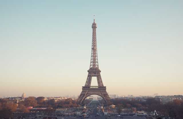 В Париже закрыли для посетителей Эйфелеву башню из-за акций протеста