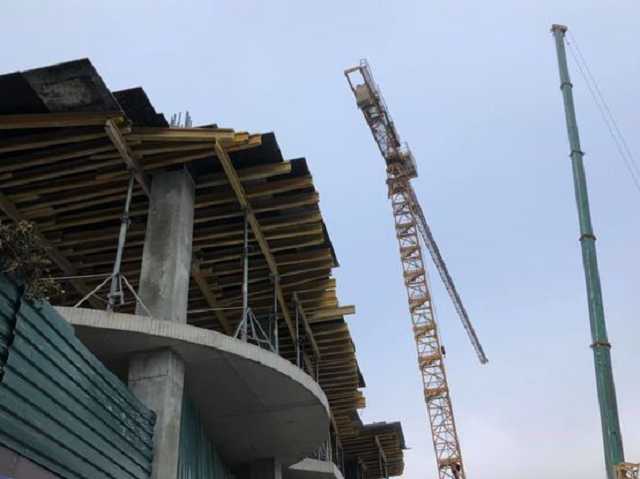 На Андреевском спуске в Киеве демонтируют незаконный кран