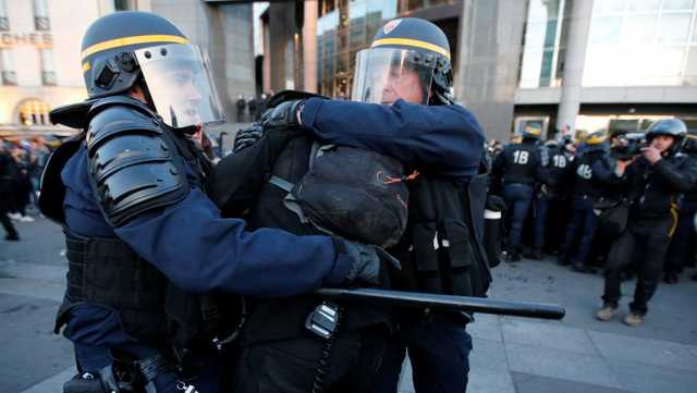 Полиция Парижа применила силу против протестующих