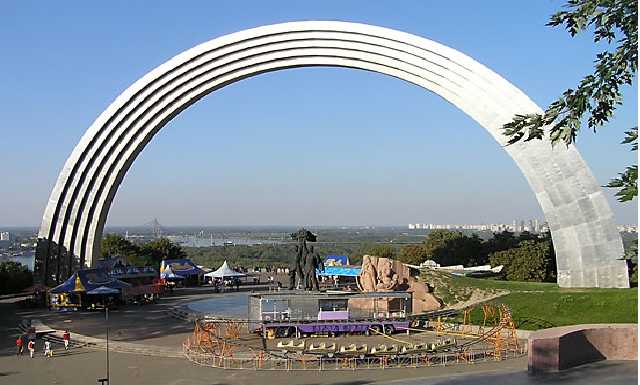 У Києві арку Дружби народів зламали на підтримку політв’язнів