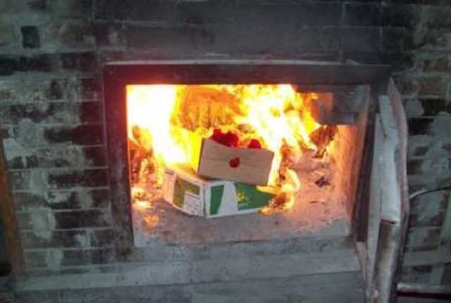 В Ялте сожгли 45 кг санкционных сыров камамбер и бри