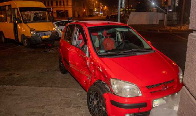 ДТП в Днепре: легковушка столкнулась с маршруткой