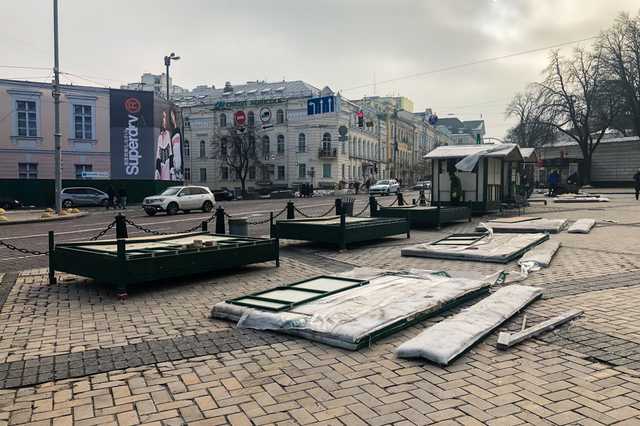 На Софийской площади начали возводить новогодний городок