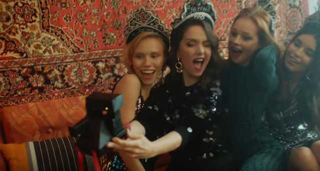 ’’Я люблю тебя, Россия!’’ Культовая певица заплясала в кокошнике под ковром