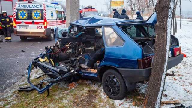 В Днепре легковушка протаранила столб: пострадали три человека