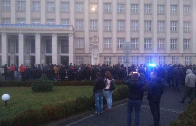 Під Закарпатську ОДА “євробляхери” знесли шини