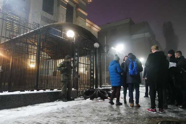 Под посольство РФ в Киеве принесли шины и бумажные кораблики