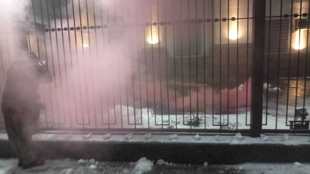 Акція протесту біля посольства РФ у Києві: активісти запалили димові шашки
