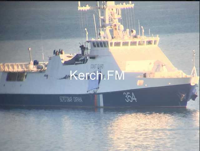 Сверхдержава: в Азовском море украинцев таранил дырявый корабль
