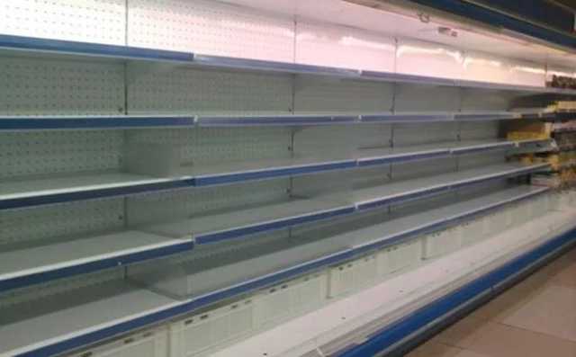 Введение военного положения: украинцев охватила паника в супермаркетах и на АЗС