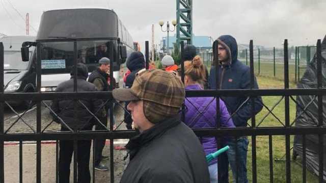 Протесты на границе: “евробляхеры” за пропуск машин начинают брать деньги