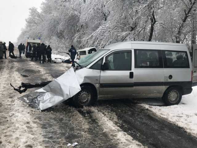 ДТП под Черновцами: куски авто разлетелись по трассе, оба водителя погибли