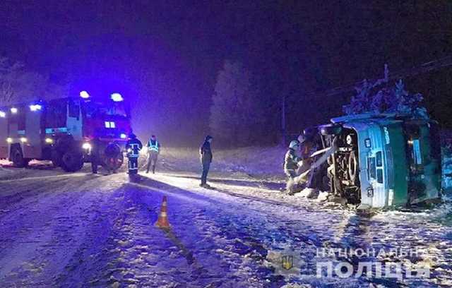 На Прикарпатье из-за снегопада перевернулся автобус с пассажирами