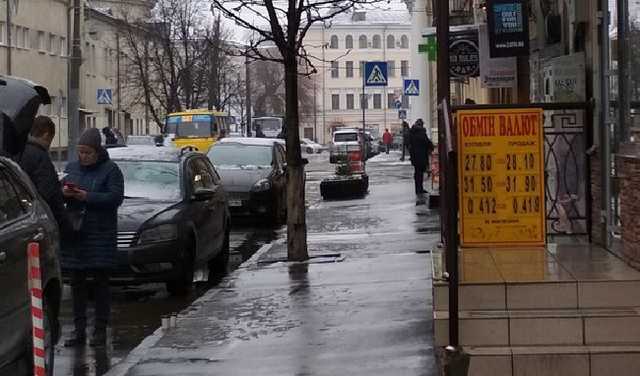 "Паника на 40 гривен за доллар": нужно ли скупать валюту из-за военного положения