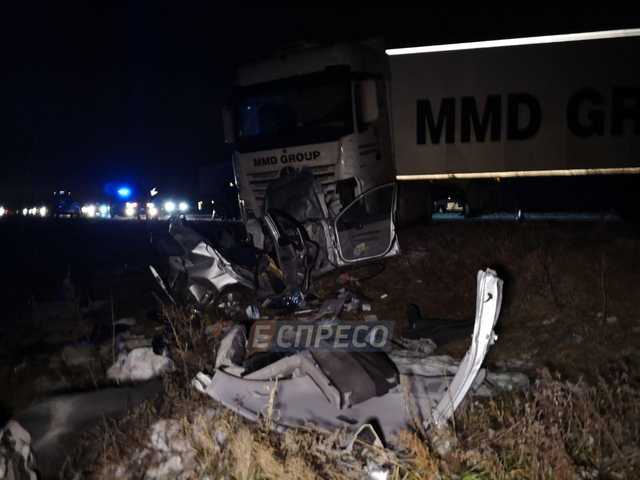 Под Киевом в смертельном ДТП авто влетело на встречной в фуру