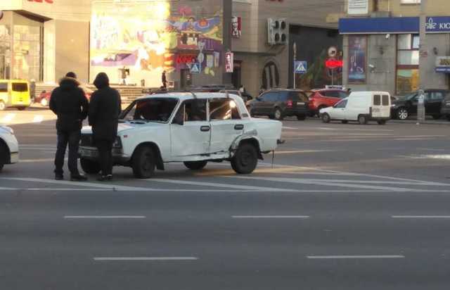 Внедорожник сплющил “шестёрку” в центре Киева