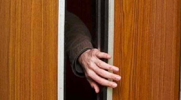 В Киеве мужчина проследил за 11-летней девочкой и напал на нее в лифте