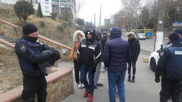 Активисты: полиция в Одессе разогнала протест против стройки, прикрываясь военным положением