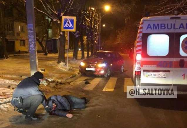 В центре Харькова посреди улицы лежал окровавленный мужчина