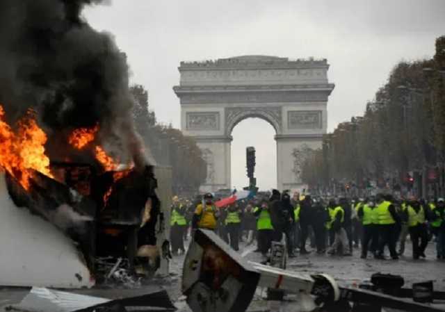 Камни, баррикады и слезоточивый газ. Во Франции снова вспыхнули протесты "желтых жилетов"