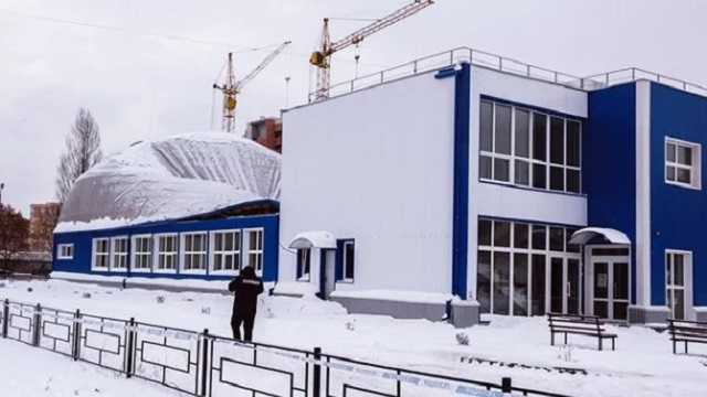 После первого снега в спорткомплексе на Киевщине обрушилась крыша: подробности