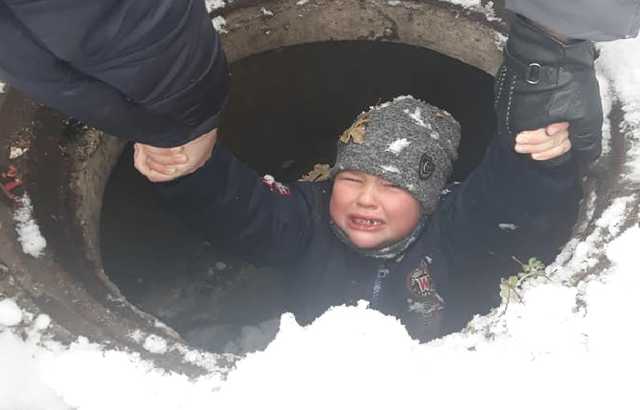 В Николаеве ребенок провалился в запорошенный снегом люк