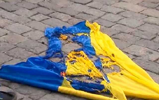 Циничное уничтожение украинского флага устроили под Днепром