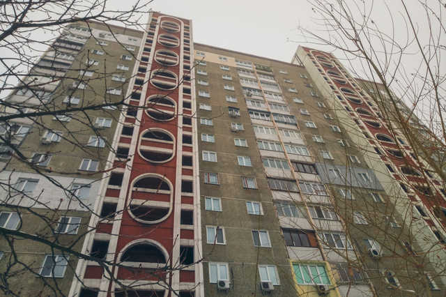 В Киеве мужчина выбросился с 14 этажа из-за травли на работе