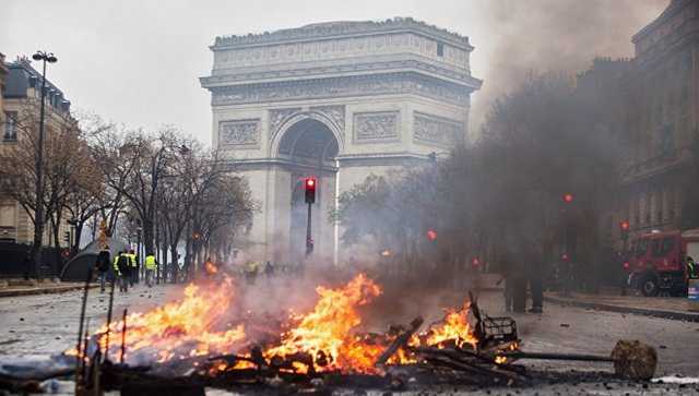 Спецназ Франции штурмовал Триумфальную арку, захваченную “желтыми жилетами”: появилось видео