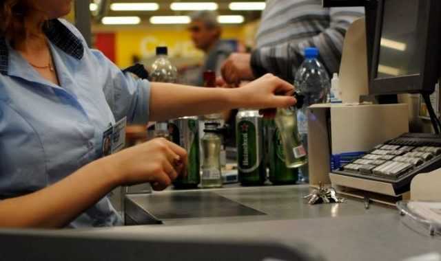 «Я не понимаю украинский»: киевскую кассиршу ярко поставили на место и проучили