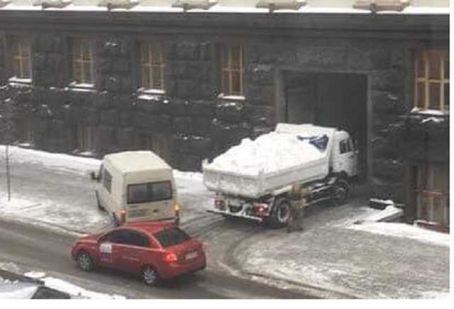 Сеть озадачило фото странных "поставок" снега в Кабмин