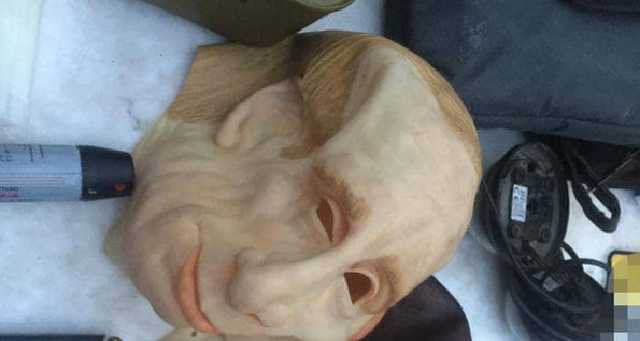 Под Киевом иностранцев ограбили преступники в масках Путина