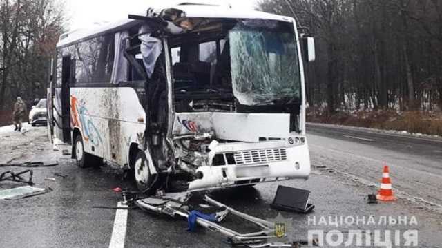 Возле Хмельницкого рейсовый автобус столкнулся с грузовиком: шестеро пострадавших