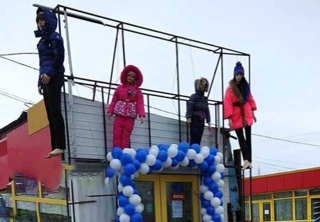 В России открыли детский магазин с повешенными перед входом манекенами