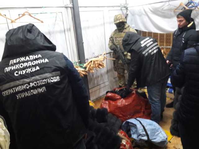 В Харькове из "Барабашово" силовики унесли 300 шуб на 2,3 миллиона