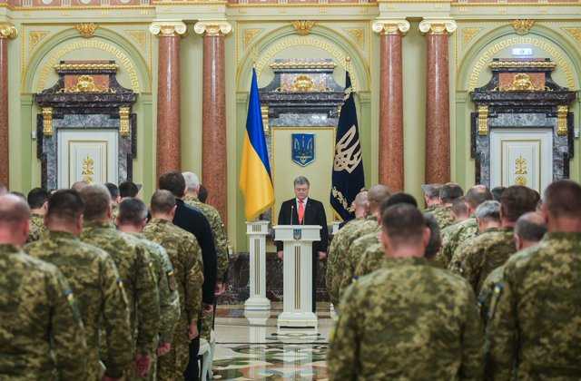 Порошенко наградил бойцов ВСУ государственными наградами
