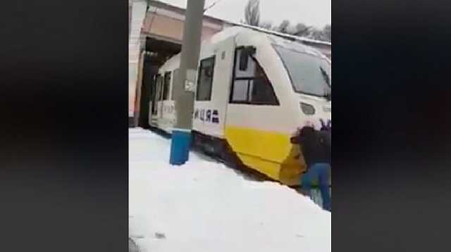 "Это надо видеть": люди толкали новый экспресс Киев-Борисполь