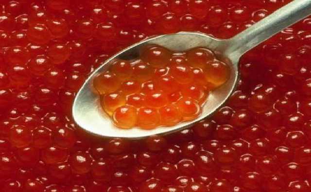 Любители красной икры: в киевском супермаркете засекли наглых воров