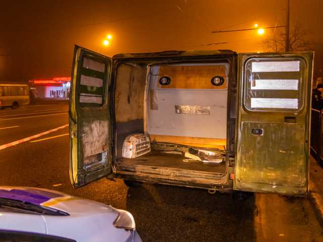 В Днепре полиция задержала мужчину с оружием и гранатой в машине