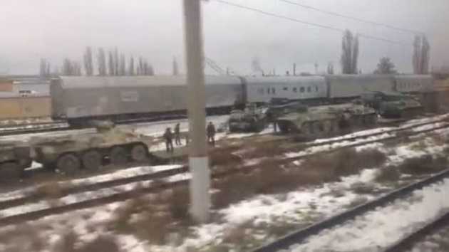 Воевать на Донбасс. В Ростове заметили очередной эшелон с техникой