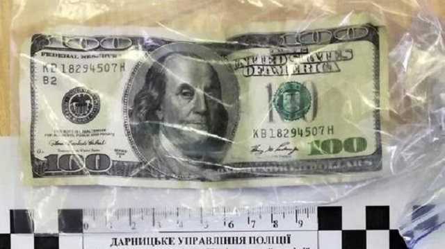 В Киеве таксист ограбил пассажира, забрав у него 100 долларов