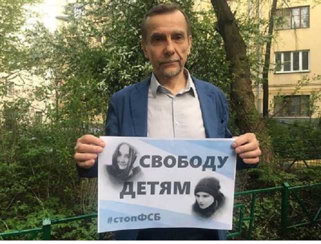 В России срок ареста 77-летнего правозащитника Пономарева сократили с 25 суток до 16