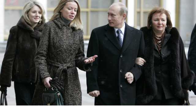 Дочь Путина впервые появилась на российском телевидении