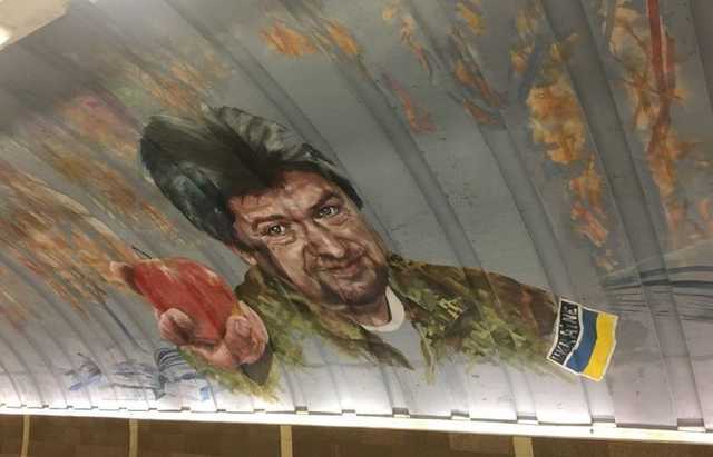 На «Осокорках» появился мурал с добровольцем