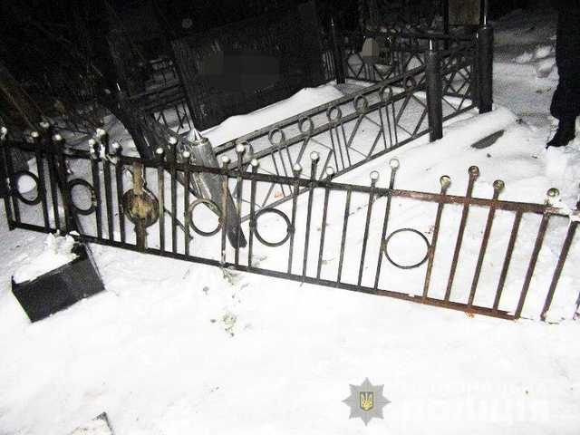 В Киеве мужчина украл ограждение с могилы