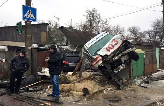 Жахливе ДТП в Житомирі: швидка зіштовхнулась з Hyundai та врізалась у будинок