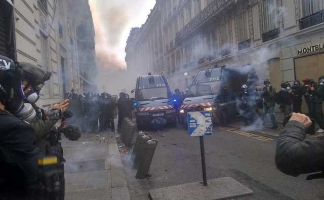 В Париже строят баррикады, полиция применяет водометы