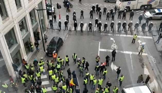 У Брюсселі поліція затримала 300 “жовтих жилетів”