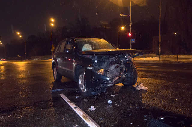 В Киеве столкнулись Audi и Suzuki: двоих человек забрала «скорая»